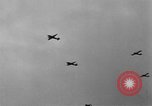 Immagine di C-47 piani di traino e Allied alianti durante l invasione della Normandia Francia, 1944, secondo 55 filmato di repertorio 65675045255
