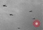 Immagine di C-47 piani di traino e Allied alianti durante l invasione della Normandia Francia, 1944, secondo 56 filmato di repertorio 65675045255
