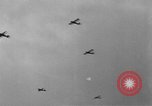Immagine di C-47 piani di traino e Allied alianti durante l invasione della Normandia Francia, 1944, secondo 57 filmato di repertorio 65675045255