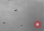 Immagine di C-47 piani di traino e Allied alianti durante l invasione della Normandia Francia, 1944, secondo 58 filmato di repertorio 65675045255