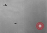 Immagine di C-47 piani di traino e Allied alianti durante l invasione della Normandia Francia, 1944, secondo 59 filmato di repertorio 65675045255