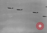 Immagine di C-47 piani di traino e Allied alianti durante l invasione della Normandia Francia, 1944, secondo 60 filmato di repertorio 65675045255