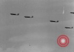 Immagine di C-47 piani di traino e Allied alianti durante l invasione della Normandia Francia, 1944, secondo 61 filmato di repertorio 65675045255