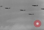 Immagine di C-47 piani di traino e Allied alianti durante l invasione della Normandia Francia, 1944, secondo 62 filmato di repertorio 65675045255