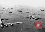 Immagine di Boeing B-17 Flying Fortress Europa, 1942, secondo 3 filmato di repertorio 65675045269