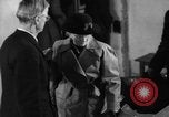 Immagine di Rifugiati fuggono dalla Germania est alla Germania Ovest Germania, 1953, secondo 3 filmato di repertorio 65675045314