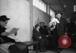 Immagine di Rifugiati fuggono dalla Germania est alla Germania Ovest Germania, 1953, secondo 7 filmato di repertorio 65675045314