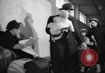Immagine di Rifugiati fuggono dalla Germania est alla Germania Ovest Germania, 1953, secondo 9 filmato di repertorio 65675045314