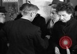 Immagine di Rifugiati fuggono dalla Germania est alla Germania Ovest Germania, 1953, secondo 18 filmato di repertorio 65675045314