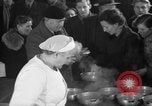 Immagine di Rifugiati fuggono dalla Germania est alla Germania Ovest Germania, 1953, secondo 25 filmato di repertorio 65675045314