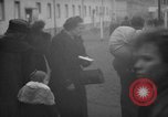 Immagine di Rifugiati fuggono dalla Germania est alla Germania Ovest Germania, 1953, secondo 27 filmato di repertorio 65675045314