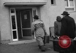 Immagine di Rifugiati fuggono dalla Germania est alla Germania Ovest Germania, 1953, secondo 29 filmato di repertorio 65675045314