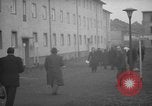 Immagine di Rifugiati fuggono dalla Germania est alla Germania Ovest Germania, 1953, secondo 30 filmato di repertorio 65675045314
