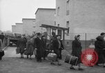 Immagine di Rifugiati fuggono dalla Germania est alla Germania Ovest Germania, 1953, secondo 34 filmato di repertorio 65675045314