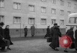 Immagine di Rifugiati fuggono dalla Germania est alla Germania Ovest Germania, 1953, secondo 37 filmato di repertorio 65675045314