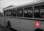 Immagine di Rifugiati fuggono dalla Germania est alla Germania Ovest Germania, 1953, secondo 42 filmato di repertorio 65675045314
