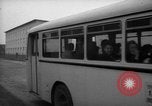 Immagine di Rifugiati fuggono dalla Germania est alla Germania Ovest Germania, 1953, secondo 43 filmato di repertorio 65675045314