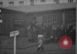 Immagine di Rifugiati fuggono dalla Germania est alla Germania Ovest Germania, 1953, secondo 46 filmato di repertorio 65675045314