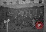 Immagine di Rifugiati fuggono dalla Germania est alla Germania Ovest Germania, 1953, secondo 48 filmato di repertorio 65675045314