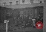 Immagine di Rifugiati fuggono dalla Germania est alla Germania Ovest Germania, 1953, secondo 49 filmato di repertorio 65675045314