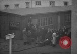 Immagine di Rifugiati fuggono dalla Germania est alla Germania Ovest Germania, 1953, secondo 50 filmato di repertorio 65675045314