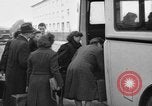 Immagine di Rifugiati fuggono dalla Germania est alla Germania Ovest Germania, 1953, secondo 52 filmato di repertorio 65675045314