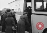 Immagine di Rifugiati fuggono dalla Germania est alla Germania Ovest Germania, 1953, secondo 53 filmato di repertorio 65675045314
