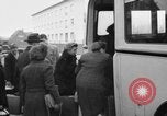 Immagine di Rifugiati fuggono dalla Germania est alla Germania Ovest Germania, 1953, secondo 54 filmato di repertorio 65675045314