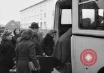 Immagine di Rifugiati fuggono dalla Germania est alla Germania Ovest Germania, 1953, secondo 55 filmato di repertorio 65675045314