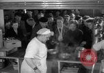 Immagine di Rifugiati fuggono dalla Germania est alla Germania Ovest Germania, 1953, secondo 60 filmato di repertorio 65675045314