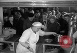 Immagine di Rifugiati fuggono dalla Germania est alla Germania Ovest Germania, 1953, secondo 61 filmato di repertorio 65675045314