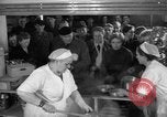 Immagine di Rifugiati fuggono dalla Germania est alla Germania Ovest Germania, 1953, secondo 62 filmato di repertorio 65675045314