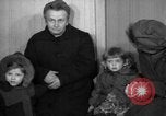 Immagine di I rifugiati tedeschi Germania, 1953, secondo 20 filmato di repertorio 65675045315
