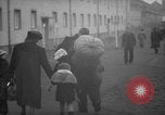 Immagine di I rifugiati tedeschi Germania, 1953, secondo 37 filmato di repertorio 65675045315
