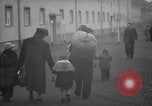 Immagine di I rifugiati tedeschi Germania, 1953, secondo 38 filmato di repertorio 65675045315