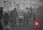 Immagine di I rifugiati tedeschi Germania, 1953, secondo 40 filmato di repertorio 65675045315