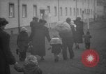 Immagine di I rifugiati tedeschi Germania, 1953, secondo 41 filmato di repertorio 65675045315