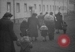 Immagine di I rifugiati tedeschi Germania, 1953, secondo 42 filmato di repertorio 65675045315