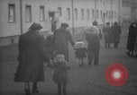 Immagine di I rifugiati tedeschi Germania, 1953, secondo 45 filmato di repertorio 65675045315