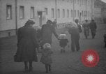 Immagine di I rifugiati tedeschi Germania, 1953, secondo 46 filmato di repertorio 65675045315