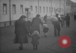 Immagine di I rifugiati tedeschi Germania, 1953, secondo 47 filmato di repertorio 65675045315