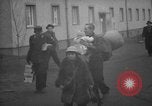 Immagine di I rifugiati tedeschi Germania, 1953, secondo 48 filmato di repertorio 65675045315