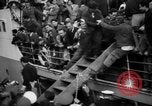 Standbild Menschen am Hafen Naher Osten, 1953, aus Sekunde 26 historischem Filmmaterial Videoclip 65675045316