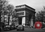 Standbild Laniel und Pleven Begegnung wütende Menschenmenge Paris Frankreich, 1954, aus Sekunde 4 historischem Filmmaterial Videoclip 65675045317