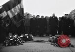 Standbild Laniel und Pleven Begegnung wütende Menschenmenge Paris Frankreich, 1954, aus Sekunde 5 historischem Filmmaterial Videoclip 65675045317