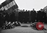 Standbild Laniel und Pleven Begegnung wütende Menschenmenge Paris Frankreich, 1954, aus Sekunde 6 historischem Filmmaterial Videoclip 65675045317
