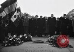 Standbild Laniel und Pleven Begegnung wütende Menschenmenge Paris Frankreich, 1954, aus Sekunde 7 historischem Filmmaterial Videoclip 65675045317