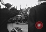 Standbild Laniel und Pleven Begegnung wütende Menschenmenge Paris Frankreich, 1954, aus Sekunde 8 historischem Filmmaterial Videoclip 65675045317