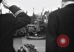 Standbild Laniel und Pleven Begegnung wütende Menschenmenge Paris Frankreich, 1954, aus Sekunde 9 historischem Filmmaterial Videoclip 65675045317