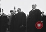 Standbild Laniel und Pleven Begegnung wütende Menschenmenge Paris Frankreich, 1954, aus Sekunde 12 historischem Filmmaterial Videoclip 65675045317